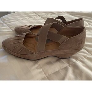 Ladies Size 8 Nurture Tan Suede Leather Shoes
